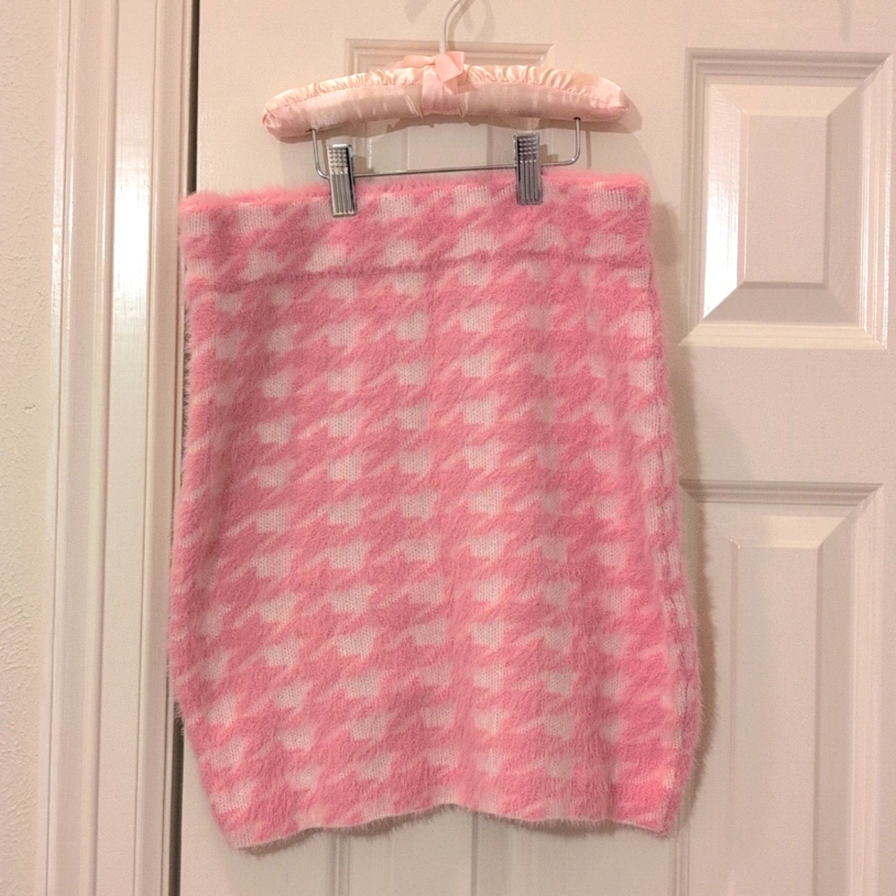 Meshki Women's Pink Furry Skirt Size M